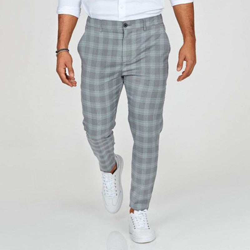 Nahaufnahme: Karierte Herrenhose in Slim Fit, detailreich gewebtes Karomuster, modern und schmal zulaufend.
