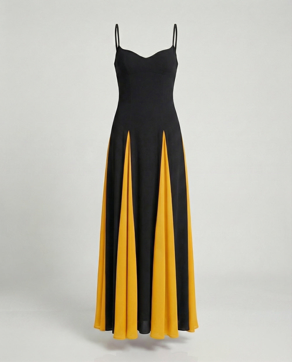 Luxuriöses Ballkleid für Damen mit fließendem Stoff und raffiniertem Beinschlitz, ideal als Hochzeitsgast.