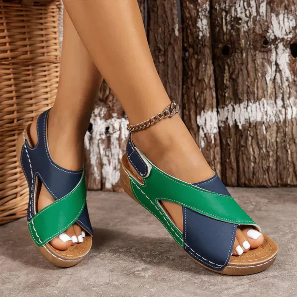 Stilvolle schwarze Damen Plateau-Sandalen aus Kunstleder, ideal für Sommer. Bequem mit offener Zehenpartie.