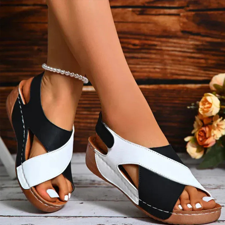 Elegante schwarze Damen Plateau-Sandalen, Slip-On für bequemen Sommer-Freizeitlook mit offener Zehenpartie.