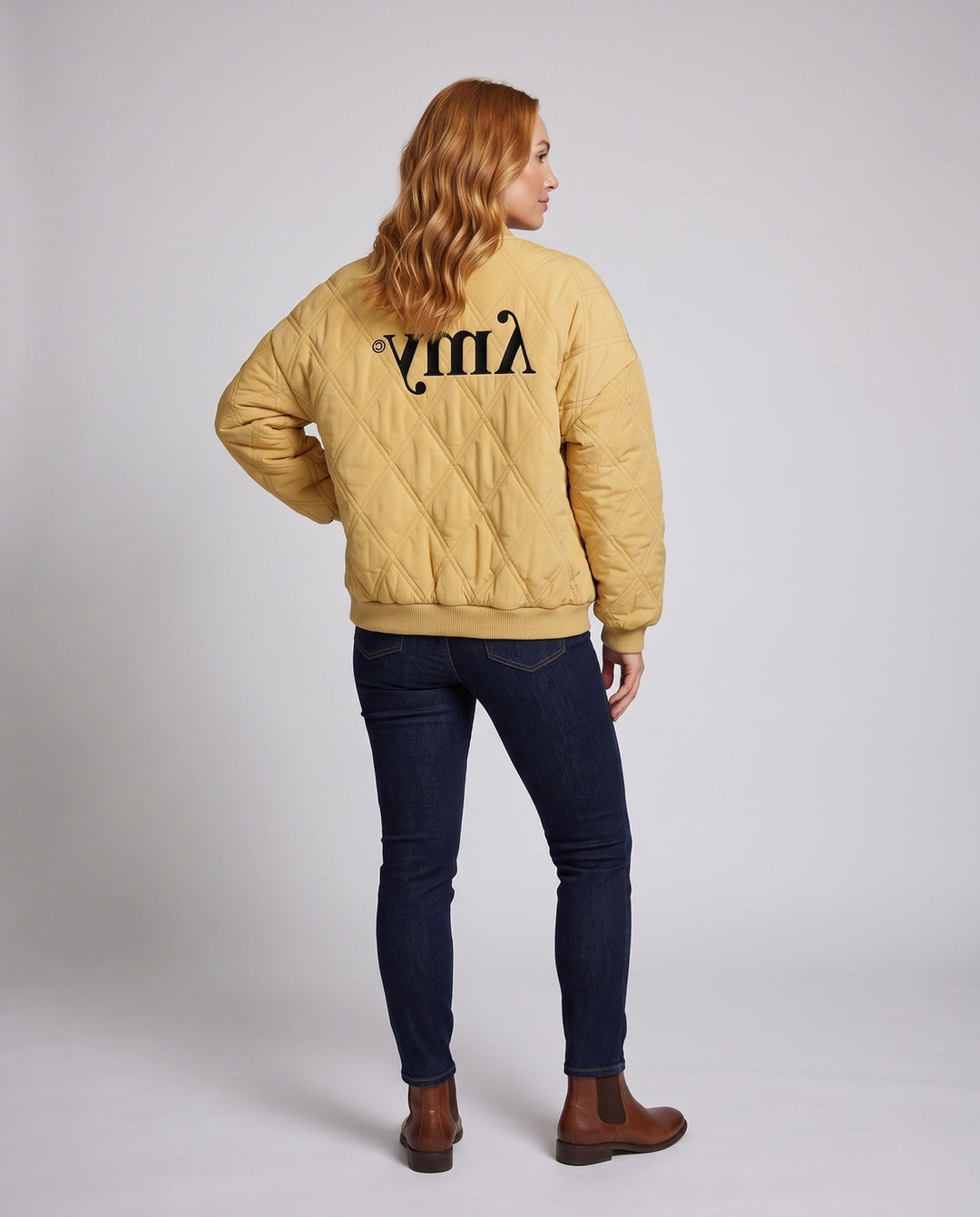 Detailaufnahme der gesteppten Struktur der Oversized Bomberjacke für Damen. Schwarze Freizeitjacke, modern & warm.