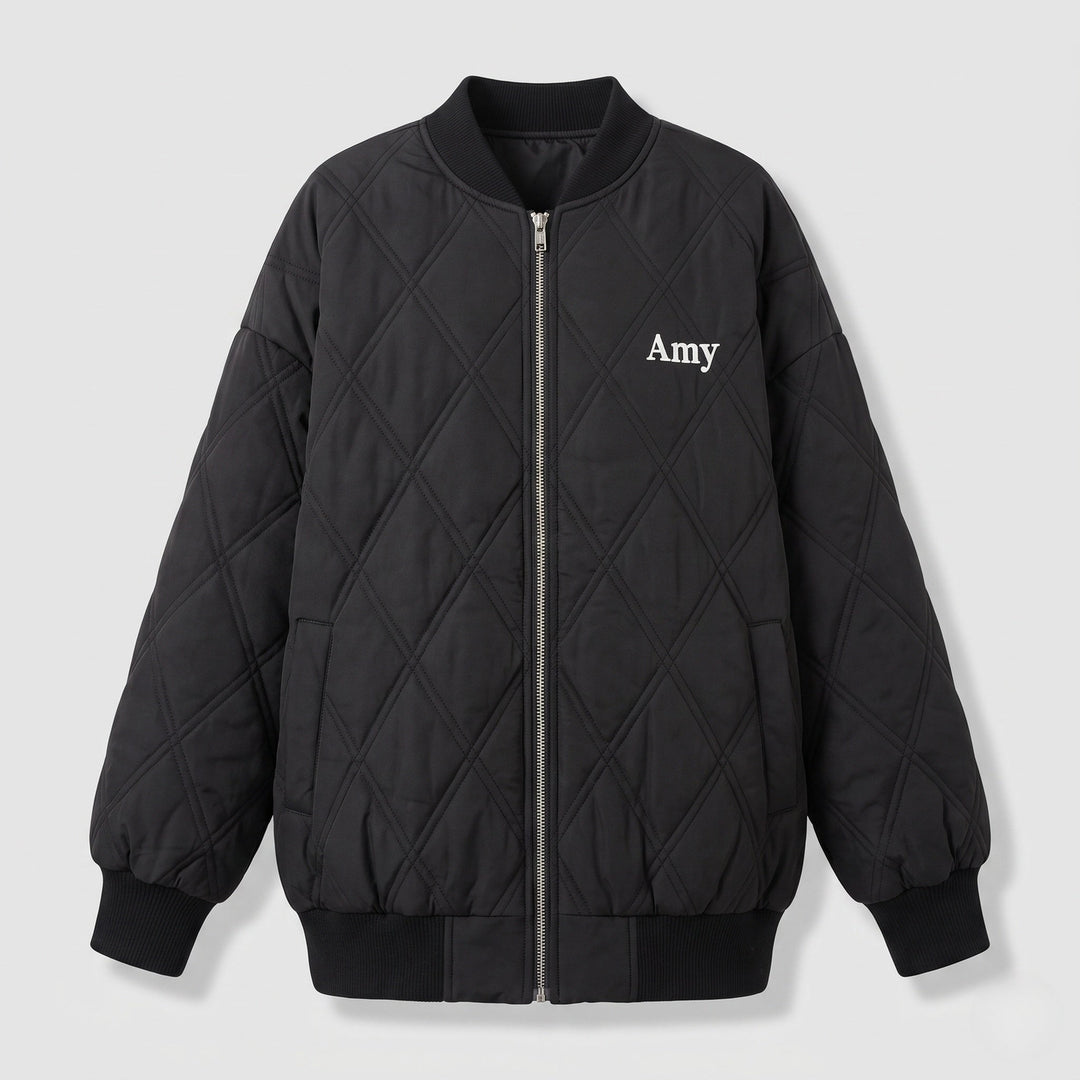 Vorderansicht der warmen Damen Stepp-Bomberjacke. Schwarze Oversized Jacke mit modernem Schnitt, ideal für Fashion.