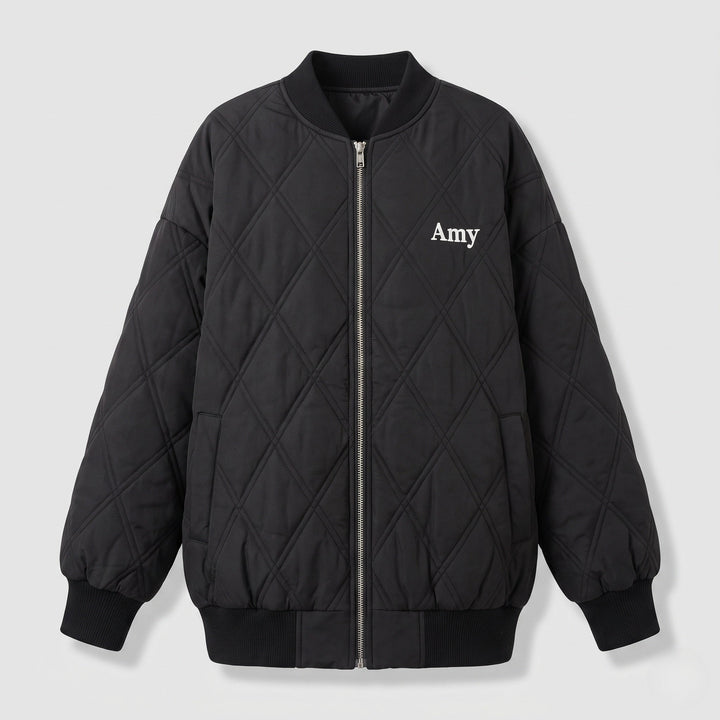 Vorderansicht der warmen Damen Stepp-Bomberjacke. Schwarze Oversized Jacke mit modernem Schnitt, ideal für Fashion.