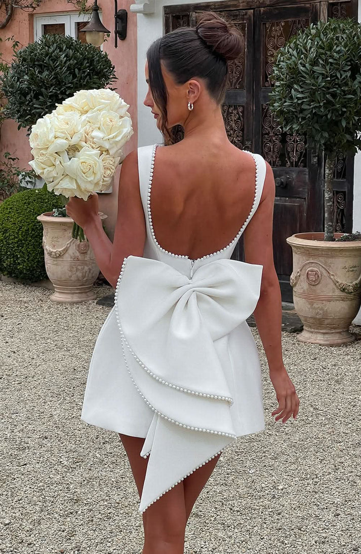 Ärmelloses Damen Minikleid für festliche Anlässe, elegant mit Perlenbesatz und Schleife. Perfekt für Partys.