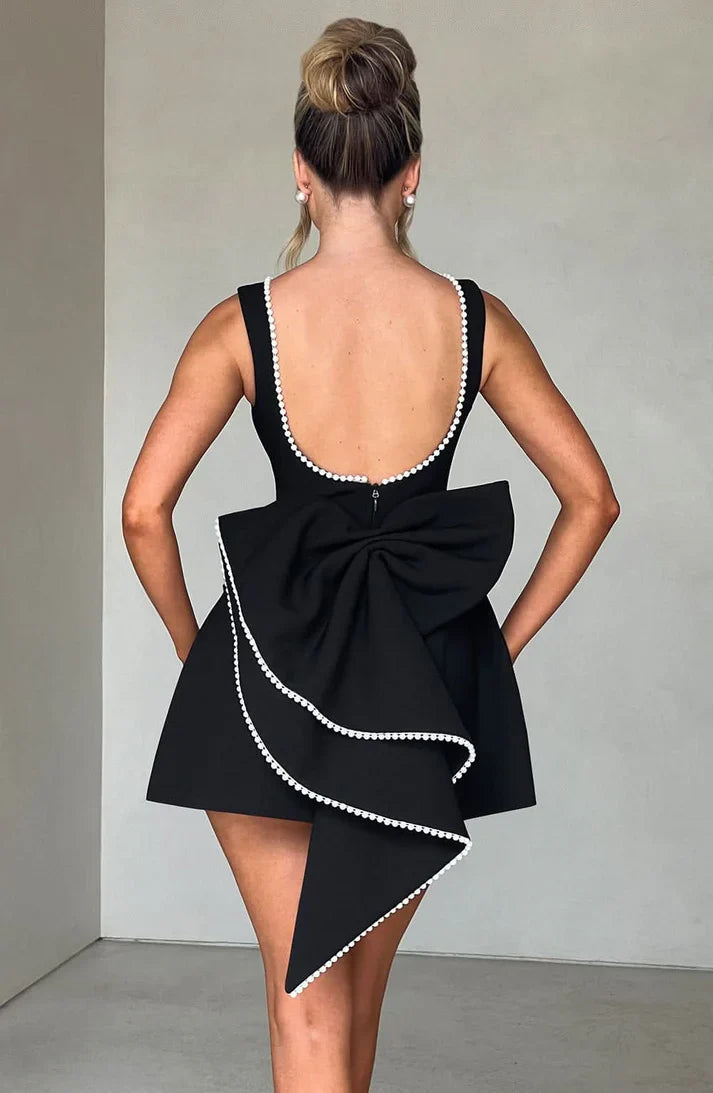 Elegantes ärmelloses Damenabendkleid, Minikleid mit Perlen & Schleife. Stilvoll für besondere Ereignisse.