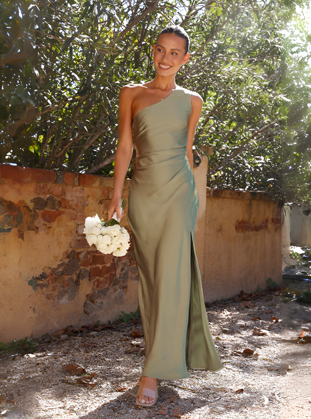 Elegantes grünes Damen Maxikleid, perfekt für Hochzeiten und Abendveranstaltungen. Fließender Stoff, bodenlang.