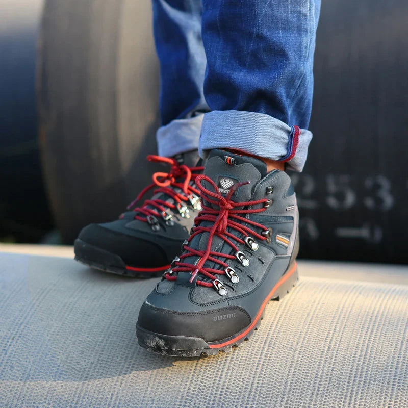 Knöchelhohe, rutschfeste Herren Wanderschuhe; robuste Outdoorstiefel für sicheres Wandern und Trekking.