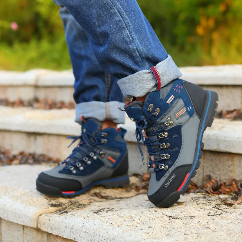 Hochwertige Herren Wanderschuhe, knöchelhoch, für optimalen Komfort und sicheren Halt bei langen Wanderungen.