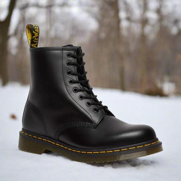 Detaillierte Ansicht robuster Herren Winterstiefel, mit Profilsohle und Schnürung, für alle Herausforderungen.