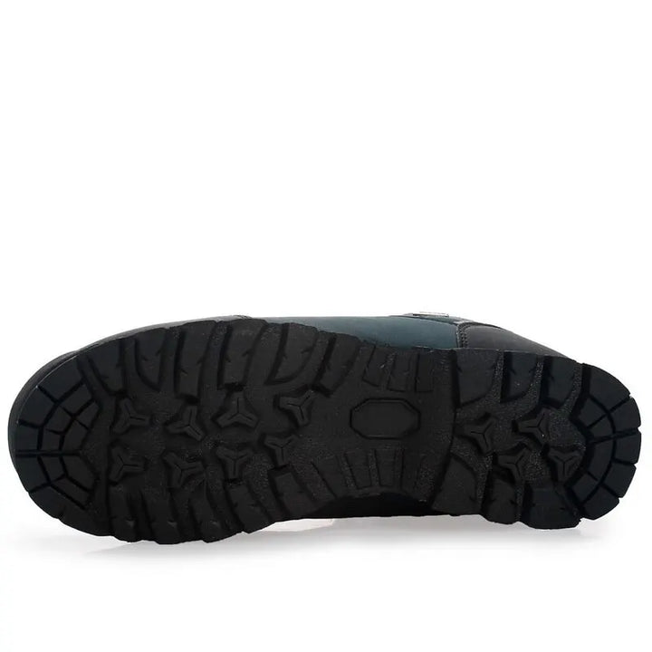 Robuster Herren Wanderschuh in Blau, bietet Halt & Komfort für alle Outdoor-Aktivitäten.