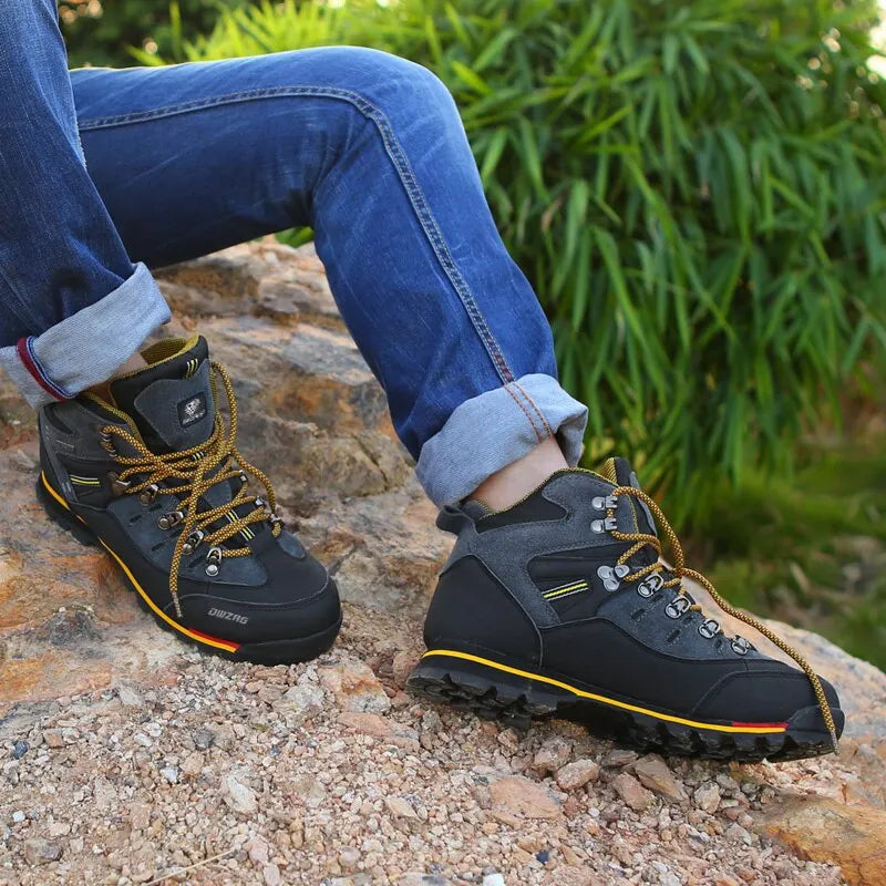 Roter Herren Komfortschuh für Wandern & Freizeit. Strapazierfähig & stilvoll im Design.