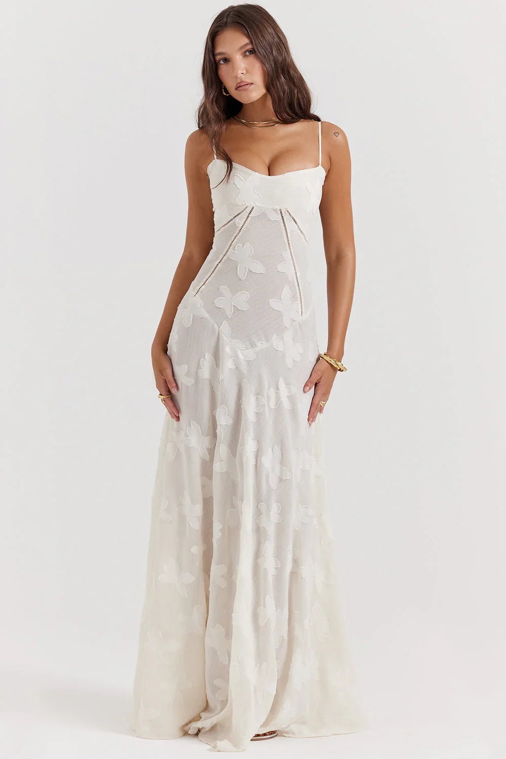 Romantisches Damen Maxikleid mit Vintage-Spitze und Blumenmuster; perfekt für festliche Anlässe und Partys.
