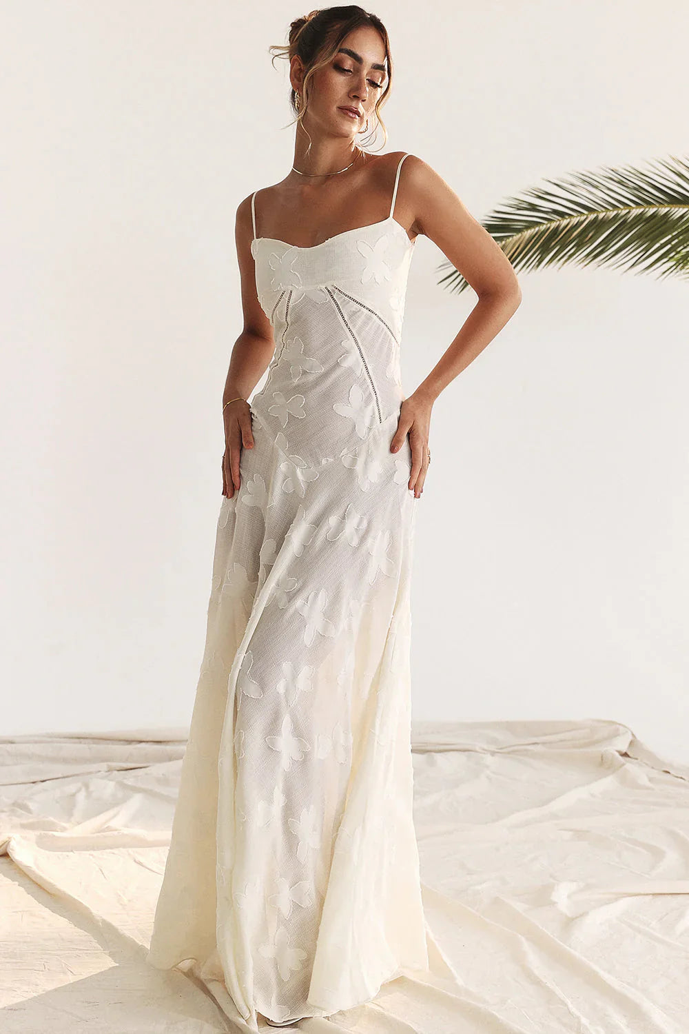 Elegantes Damen Spitzenkleid im Vintage-Stil mit floralem Design; ideal als Abendkleid oder Sommerkleid.