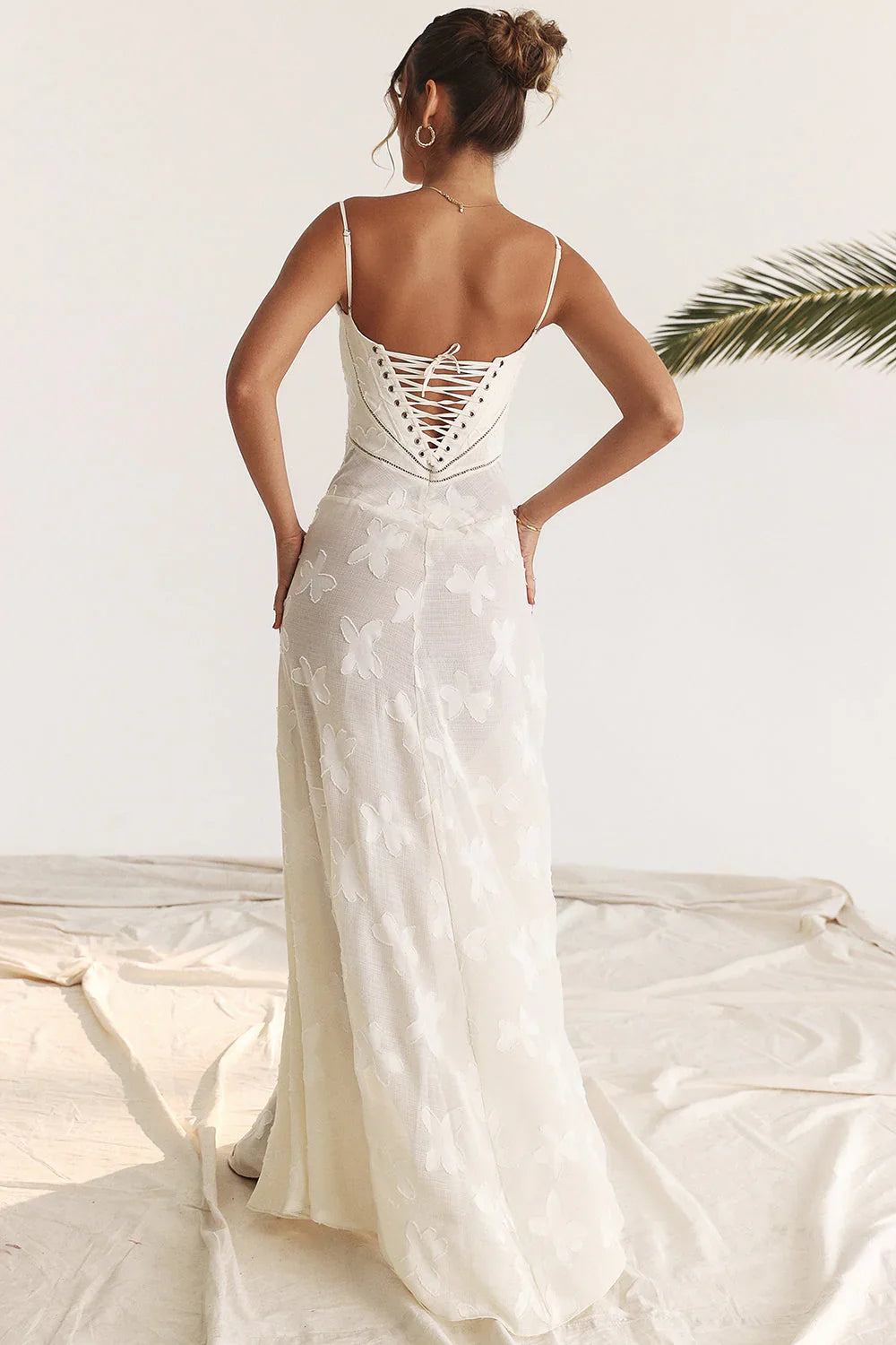 Fließendes Sommer-Maxikleid für Damen mit Blumenmuster, zarter Vintage-Spitze und romantischem Flair.