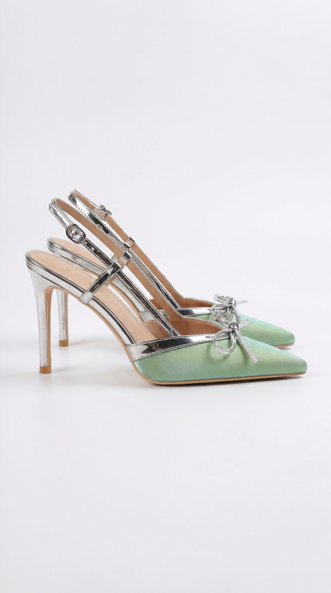 Glamouröse Damen Pumps mit spitzem Zeh und eleganter Schleife. Perfekt als Brautschuhe oder für Partys.