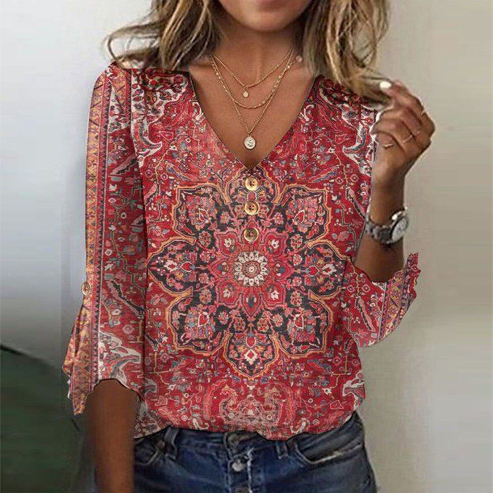 Rote Damen Boho Sommerbluse mit V-Ausschnitt und farbenfrohem Muster. Locker geschnitten, perfekt für Freizeit.