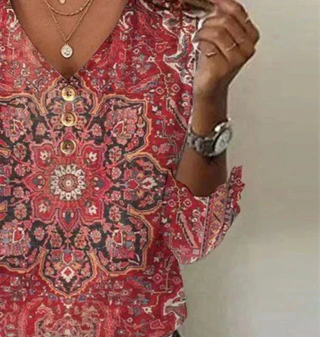 Stilvolle rote Boho Bluse für Damen mit elegantem V-Ausschnitt und detailliertem Musterdruck. Freizeitlook.