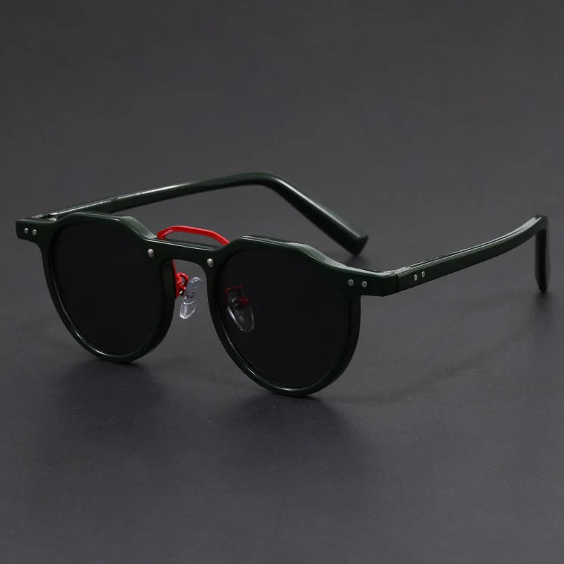Moderner Mann trägt runde Herren Sonnenbrille im Retro-Stil; polarisiert, UV-Schutz, ideal für Outdoor-Aktivitäten.