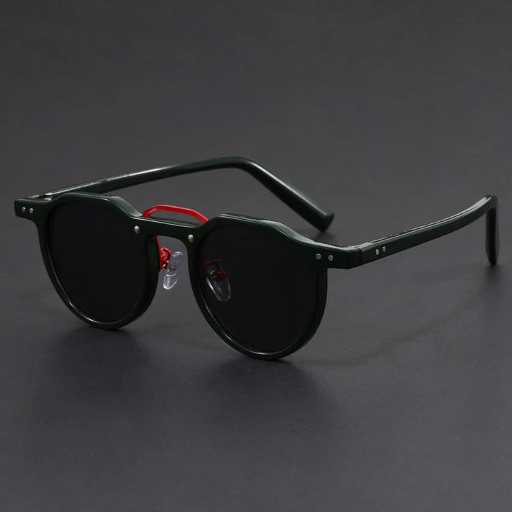 Moderner Mann trägt runde Herren Sonnenbrille im Retro-Stil; polarisiert, UV-Schutz, ideal für Outdoor-Aktivitäten.