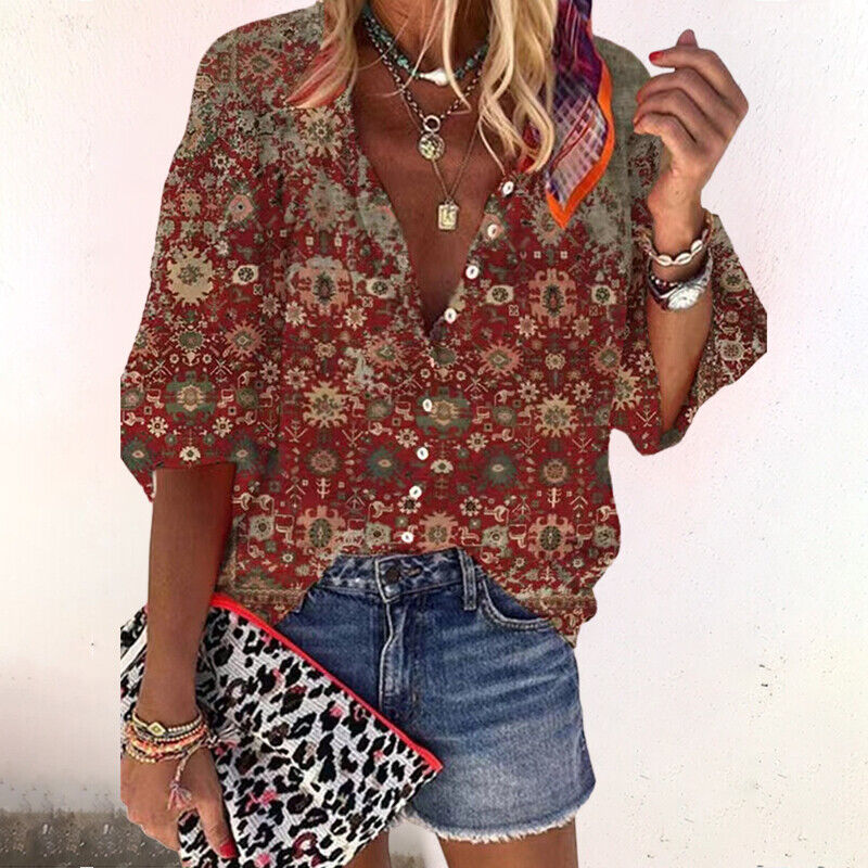 Frau trägt elegante Sommerbluse mit farbigem Blumenprint und weiten Ärmeln. Perfekt für den Boho-Look.