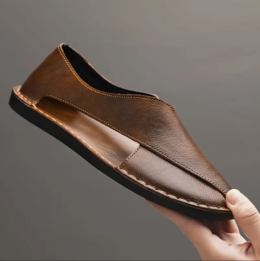 Elegante Herren Crossover Sandalen mit feinen handgenähten Akzenten; stilvolle offene Schuhe für Männer.