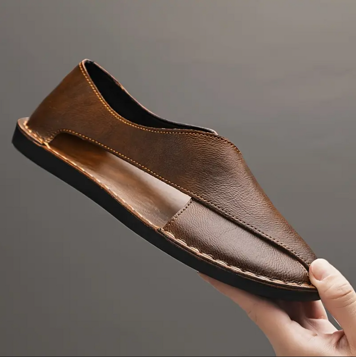 Elegante Herren Crossover Sandalen mit feinen handgenähten Akzenten; stilvolle offene Schuhe für Männer.