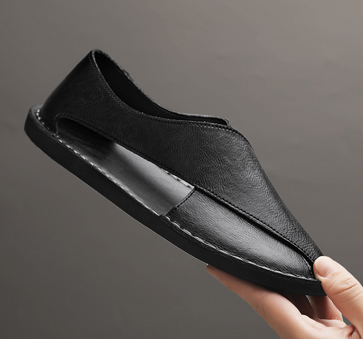 Modische Herren Crossover Sandalen mit gekreuzten Riemen und handgenähten Verzierungen; langlebige Alltagssandalen.