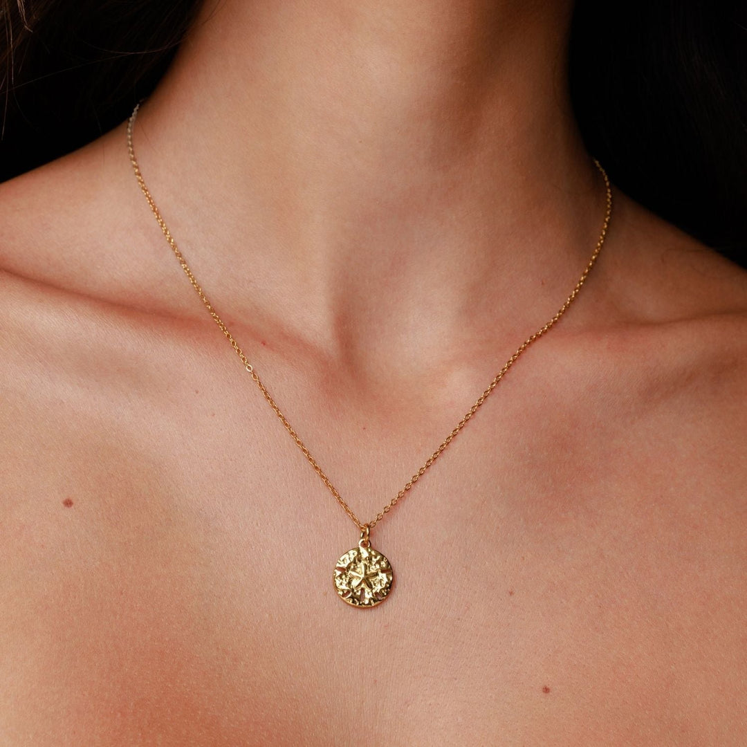 Damen Halskette Sanddollar Gold, maritim, wasserfest. Perfekt für Sommer & Strand.