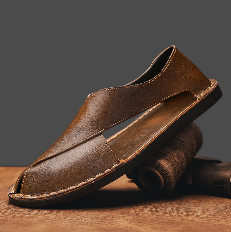 Herren Sandalen mit stilvollem Crossover-Design und handgenähten Details für Komfort und Eleganz.