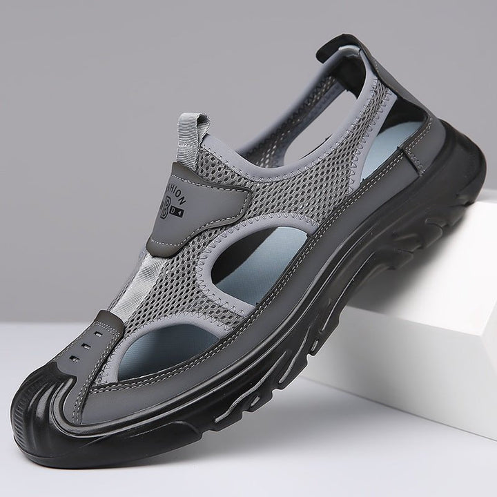 Ein Mann trägt bequeme, orthopädische Herren Sandalen im Sommer. Rutschfeste Sohle für sicheren Tritt.