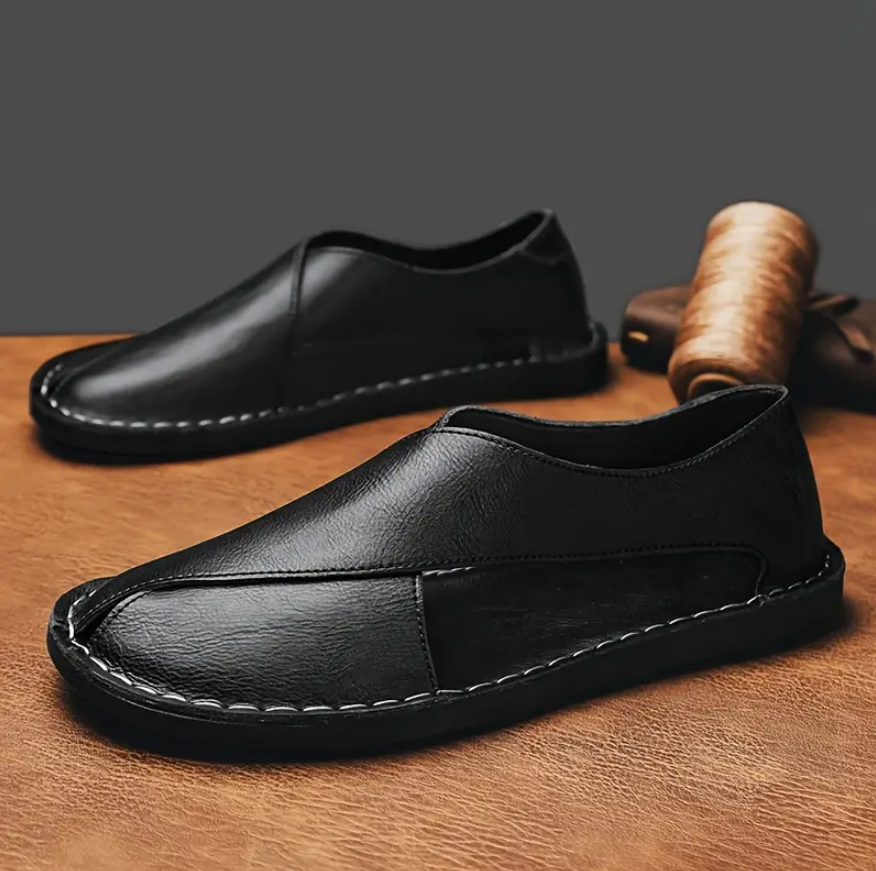 Hochwertige Herren Crossover Sandalen in Braun oder Schwarz mit handgenähten Details, ideal für den Sommer.