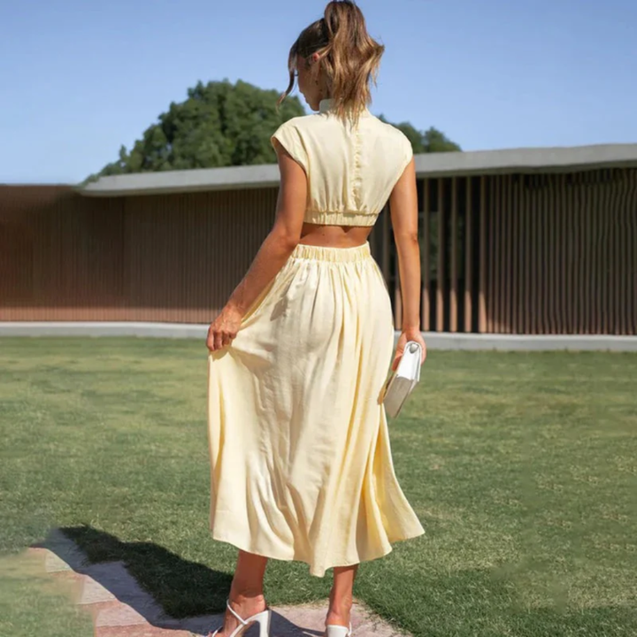 Rosa Hochzeitsgast Maxikleid für Damen, elegant und fließend, mit modischem Cut-out. Sommerlich.