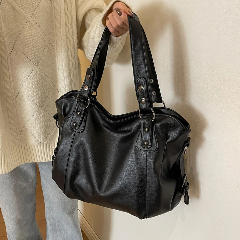 Geräumige Damen Tragetasche mit verstellbarem Gurt. Vielseitige Schultertasche für den täglichen Gebrauch.