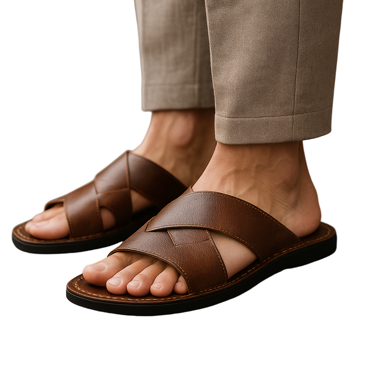Braune Herren Sandalen für Outdoor & Freizeit. Robuste Sandalen mit ergonomischem Fußbett und Kreuzriemen.