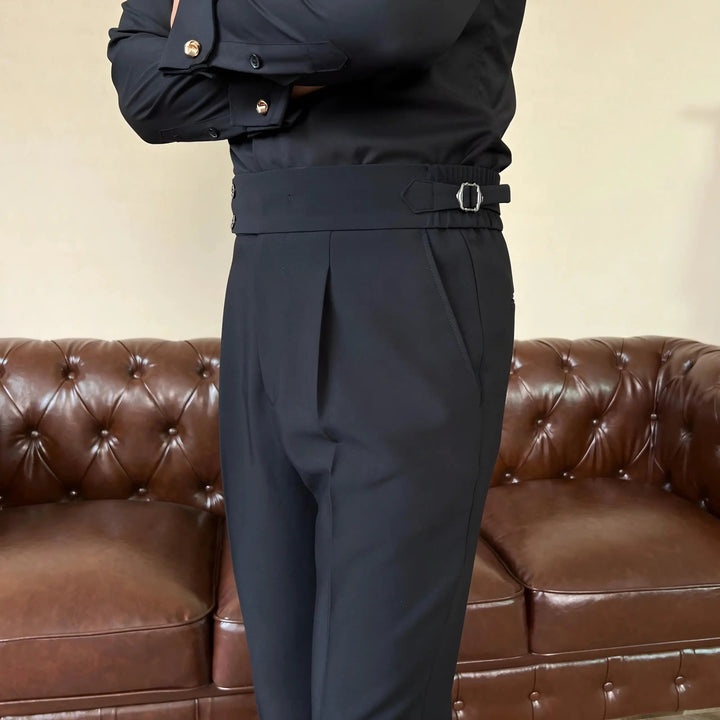 Mann in Bewegung mit bequemer italienischer Herrenhose, zeitlos & komfortabel für den aktiven Alltag.