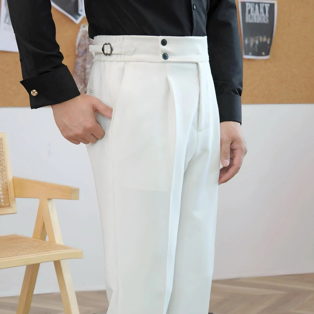 Model trägt schwarze, klassische italienische Herrenhose, stilvoll & figurbetont. Ideal für Business.