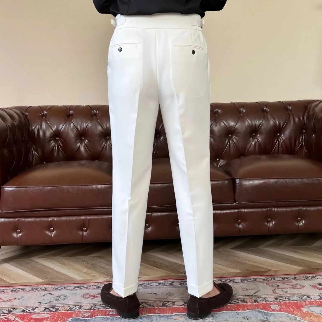 Mann in bequemer, cremefarbener italienischer Freizeithose. Zeitloser Stil und hoher Tragekomfort.