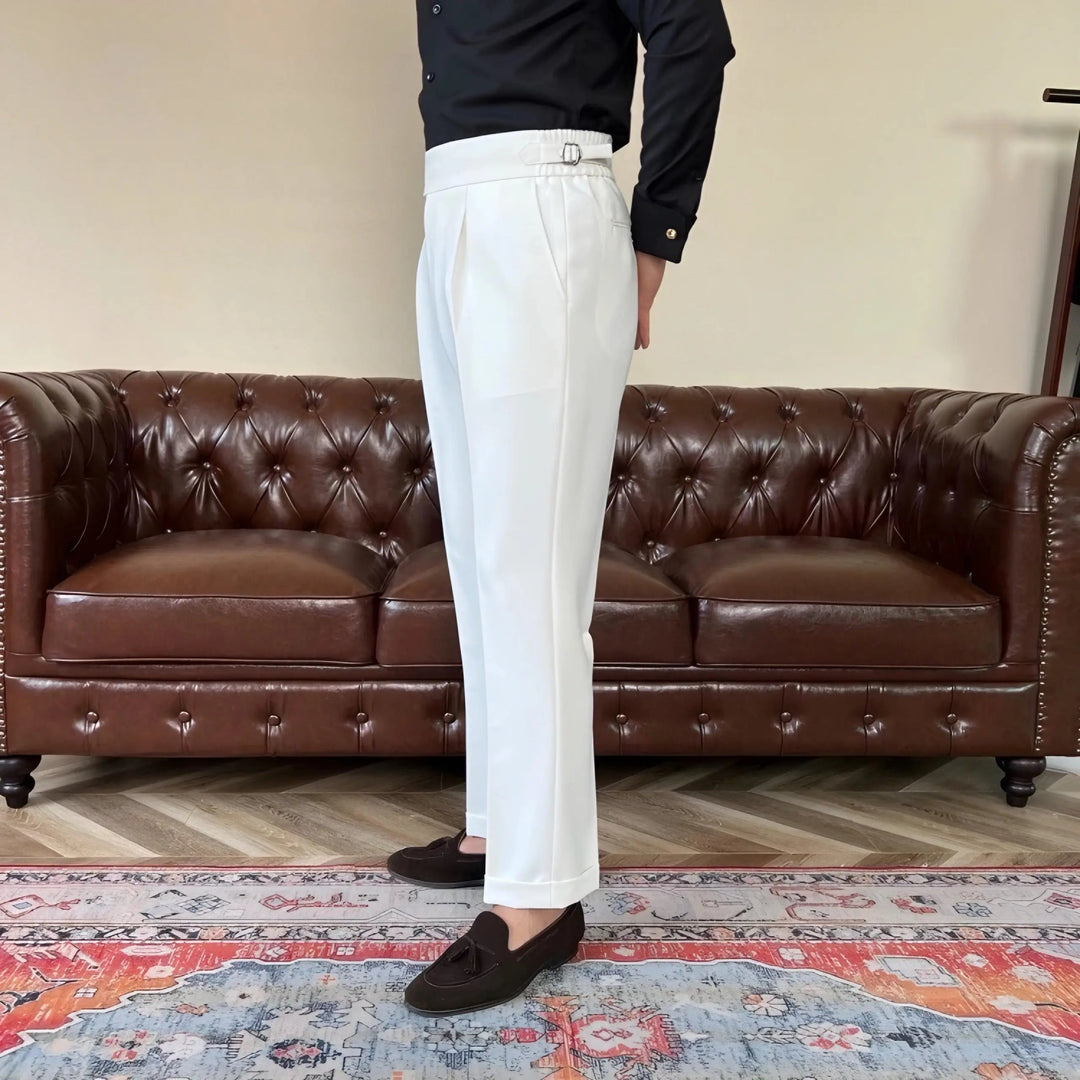 Rückansicht der eleganten schwarzen italienischen Herrenhose, mit Gesäßtaschen & perfekter Passform.