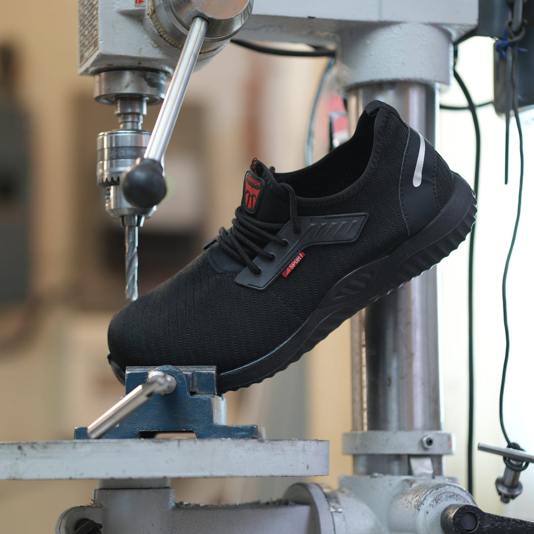 Schwarze Schutzschuhe für Herren, knöchelhoch, ideal als Arbeitsschuhe mit Sicherheit.