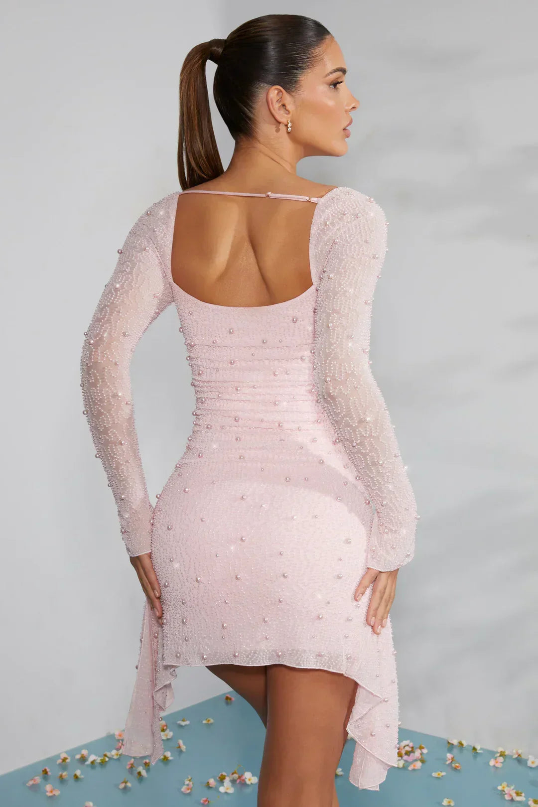 Schickes Party-Minikleid für Damen in Schwarz, mit auffälligem Spitzenkragen und langen Ärmeln.