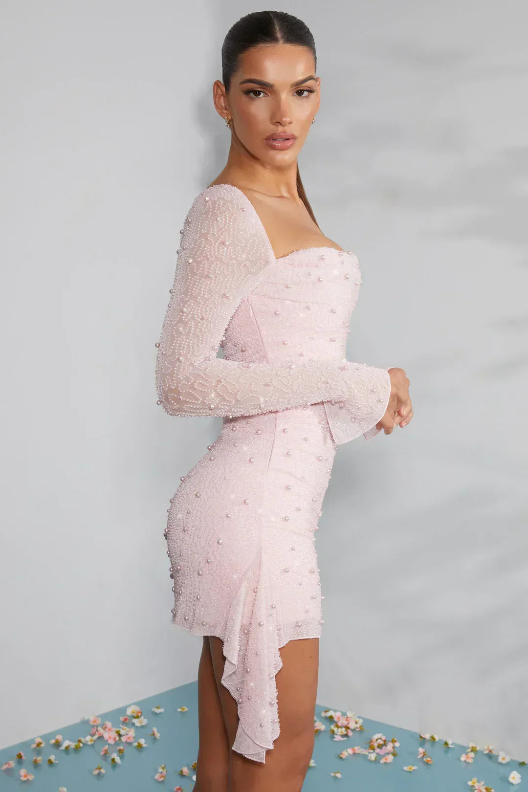 Feminines Minikleid, rosa, mit eleganten langen Ärmeln und kunstvoll verziertem Kragen. Frauenmode.