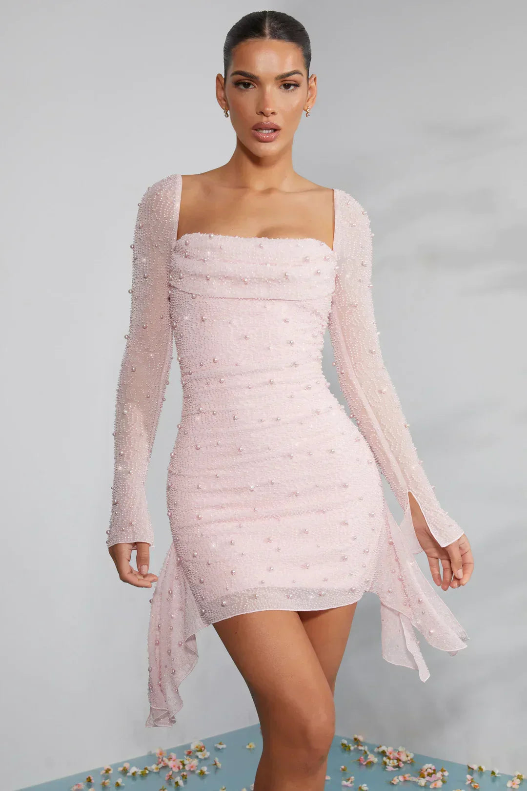 Eleganz in Schwarz: Minikleid für Damen mit langen Ärmeln und opulent verziertem Kragen. Abendmode.