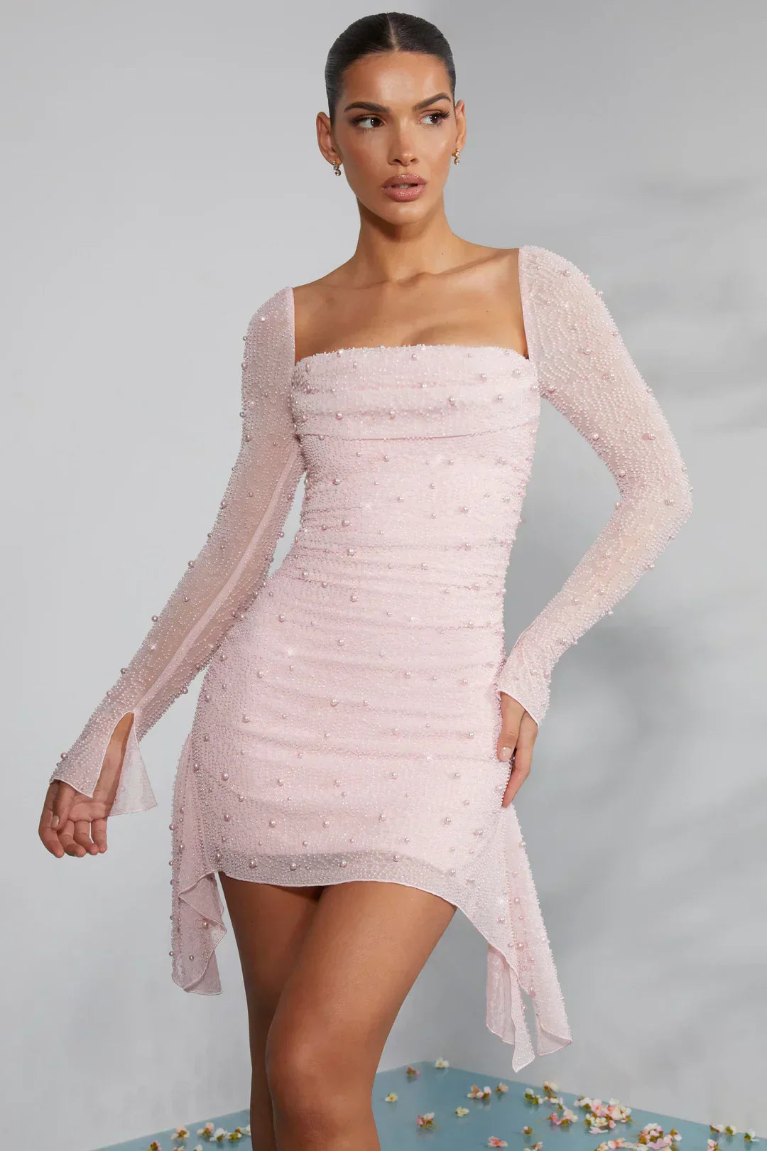 Damen Minikleid, rosa, mit langen Ärmeln und edlem, verziertem Kragen. Perfekt für den Abend.