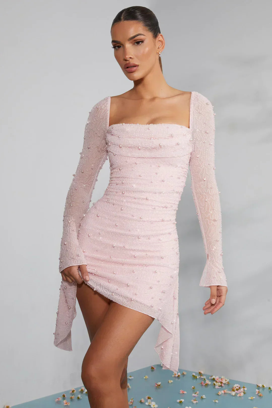 Schwarzes Partykleid, kurz & langärmelig, für Damen. Mit schickem Spitzenkragen ein Hingucker.