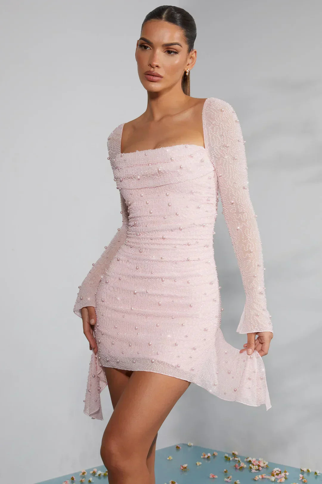 Vielseitiges Damen Minikleid, rosa, mit langen Ärmeln und modern verziertem Kragen. Für verschiedene Anlässe.