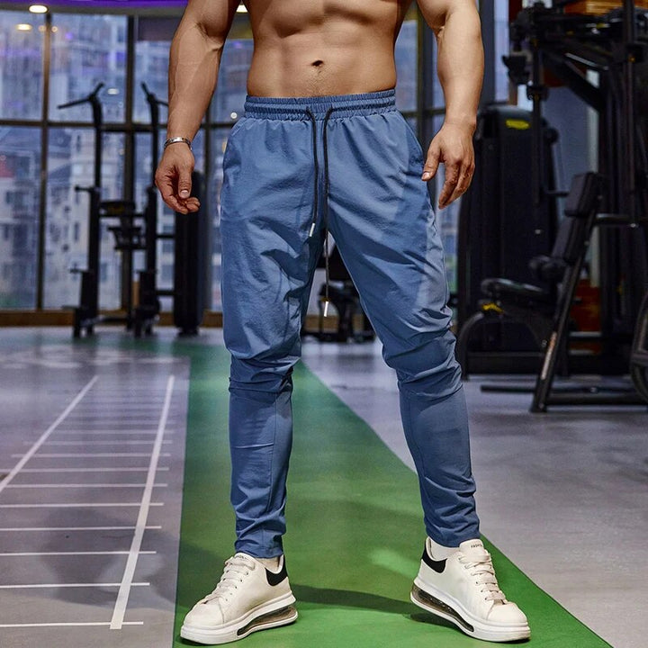 Praktische Herren Sporthose Regular Fit mit Seitentaschen. Atmungsaktiv & schnelltrocknend für Gym & Training.