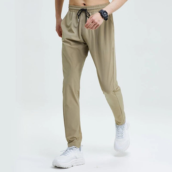 Elastischer Bund der schnelltrocknenden Herren Sporthose. Optimaler Sitz für Training, Jogging, Sport & Fitness.