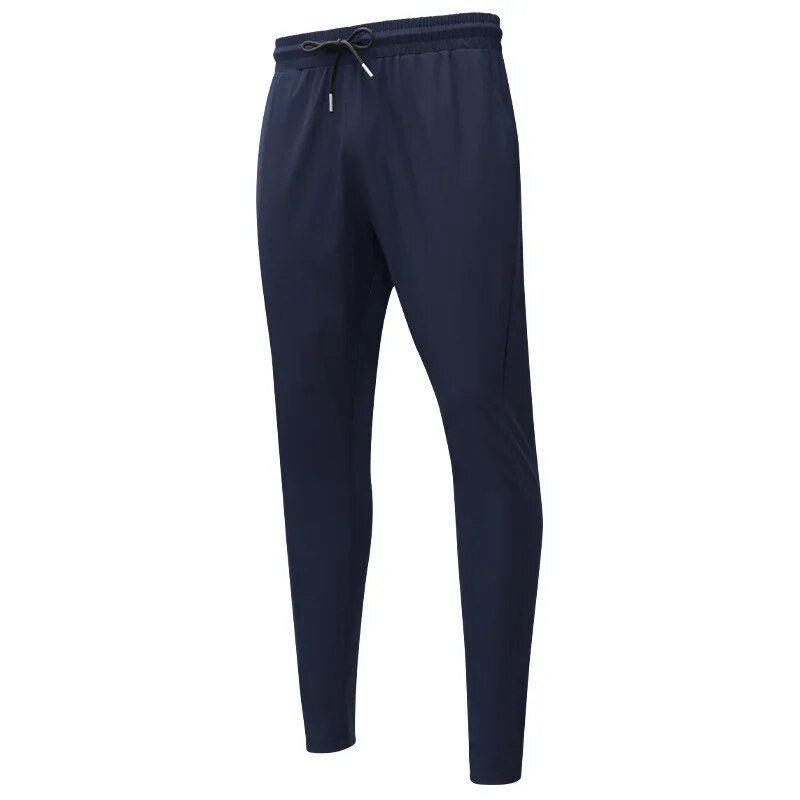 Gefaltete, leichte Herren Sporthose Regular Fit. Atmungsaktive Activewear für Sport, Fitness & Reisen.