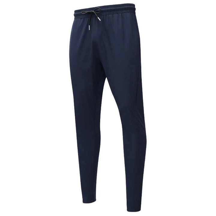 Gefaltete, leichte Herren Sporthose Regular Fit. Atmungsaktive Activewear für Sport, Fitness & Reisen.