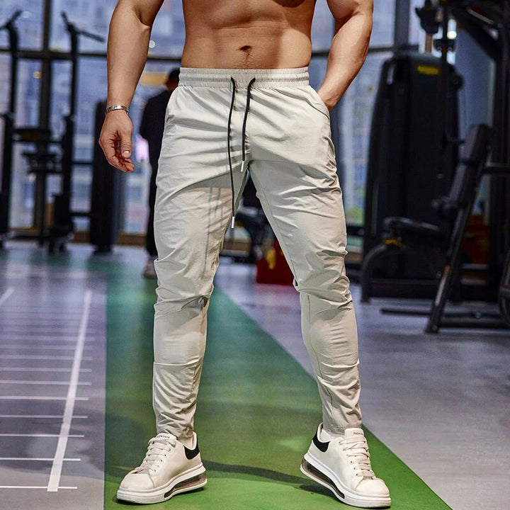 Detail der atmungsaktiven, schnelltrocknenden Herren Sporthose. Perfekt für intensives Training, Fitness & Gym.